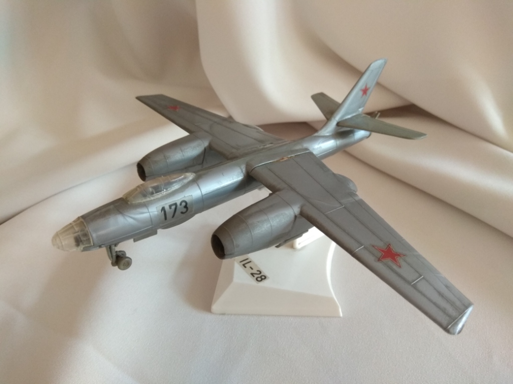 Модель самолёта Ил-28.